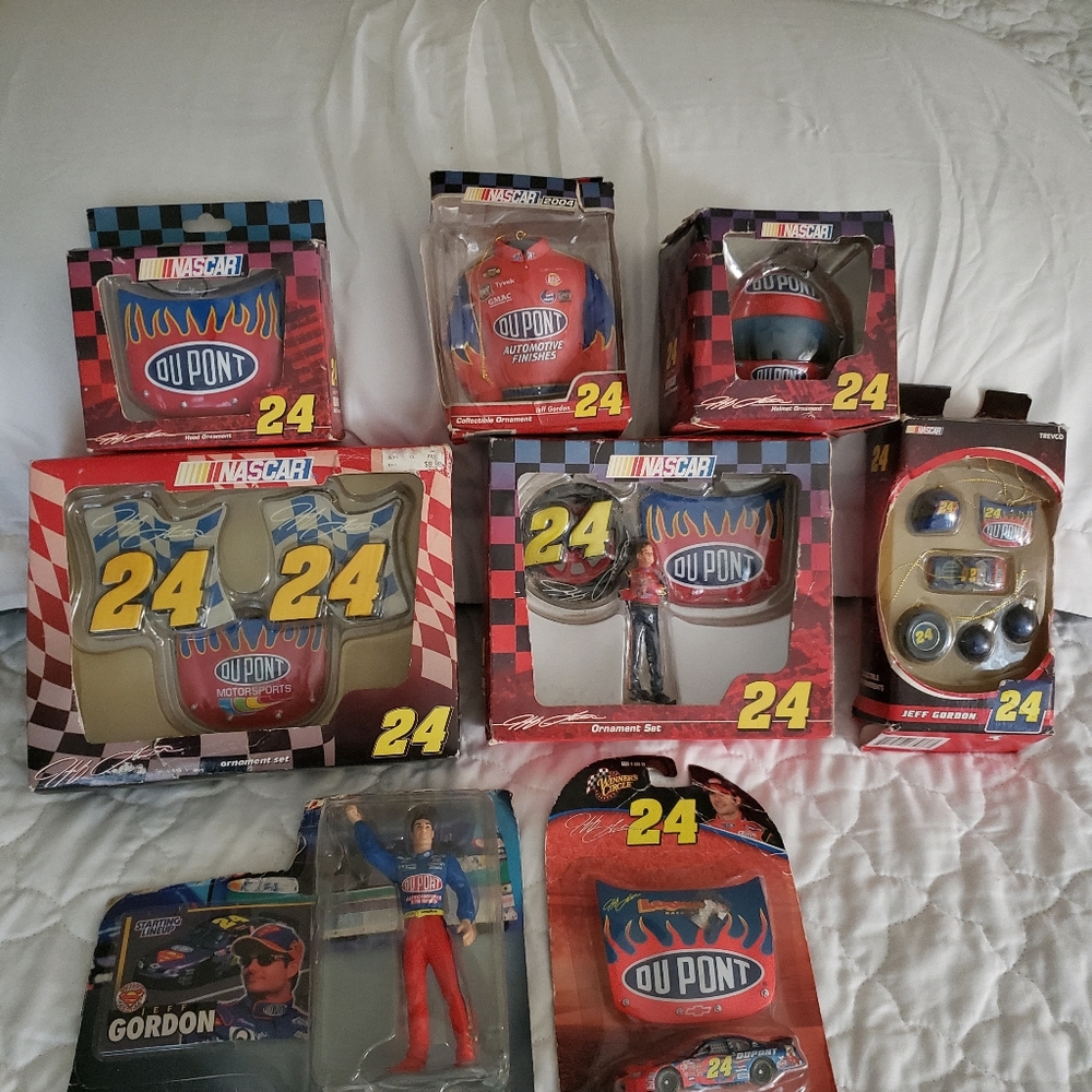 CollectableJeff gordon Nascar #24 collection 8 un opened boxes. With signature